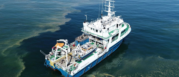Fartyget Ocean Surveyor till havs, sett uppifrån.