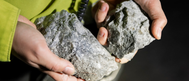 Två händer som håller i stuffer