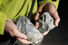 Två händer som håller i stuffer.