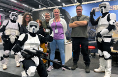 Bild på SGU:s montervärdar som står uppställda framför montern tillsammans med några stormtrupper från Star Wars.