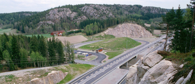 Landskap med berg, skog. åker och en stor bilväg Landskap med berg, skog. åker och en stor bilväg