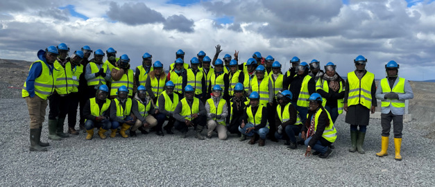Bilden visar en grupp deltagare från konferenden som ställt upp sig på rad för ett foto. Bilden visar en grupp deltagare från konferenden som ställt upp sig på rad för ett foto.