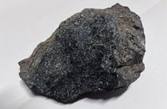 Bilden visar en mörkgrå stuff med inslag av nickelmineralisering