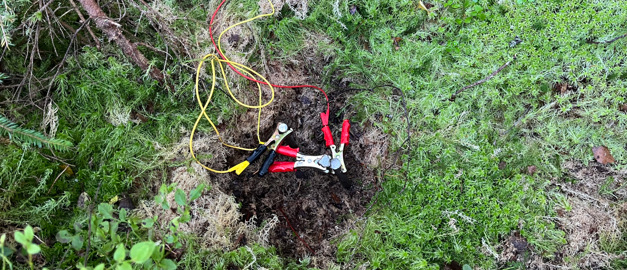 Detaljbild som visar anslutna stålelektroder.