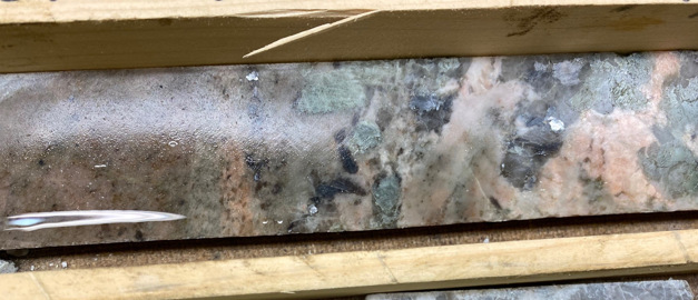  Bilden visar en borrkärna med spodumen litiummineral från Bergby.