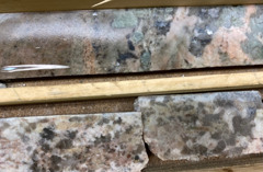  Bilden visar en borrkärna med spodumen litiummineral från Bergby.