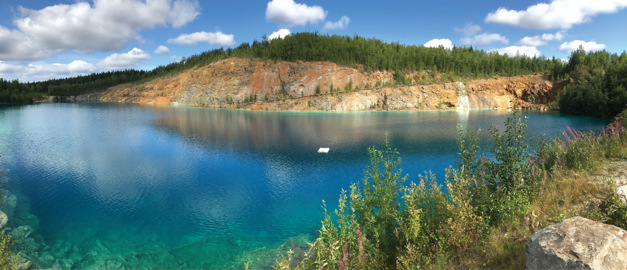 Panorama över dagbrottet vid Enåsens guld- och koppargruva. Gruvan lades ned under hösten 1991, men sannolikt finns det mer brytvärd malm i berggrunden. 