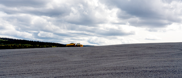 I bilden syns en gul dumper köra över en del av det övertäckta gruvområdet i Blaiken.