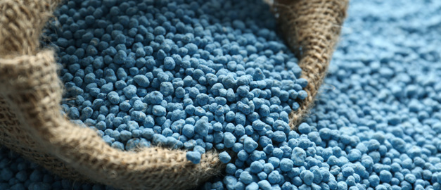 Närbild på mineralgödsel i en säckvävspåse