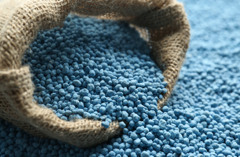 Närbild på mineralgödsel i en säckvävspåse