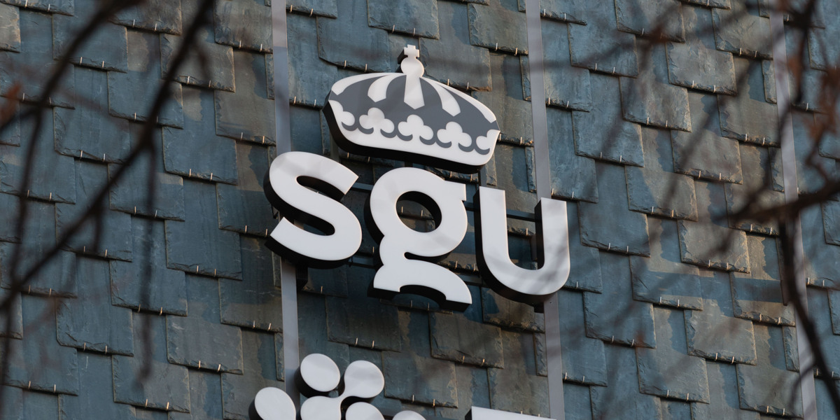Bild på SGU:s logga uppsatt på en fasad.