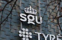 Bild på SGU:s logga uppsatt på en fasad.