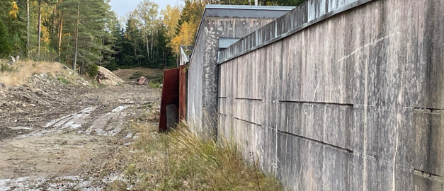 Bilden visar en betongmur vid den tidigare skjutbanan vid Hugelsta