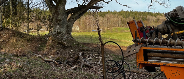 Detalj av borrbandvagn ute i naturen. 