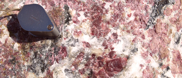 Bild av rödaktig malm.