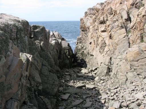 Berg med sprickor