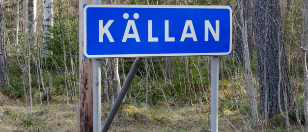 En skylt med ordet "Källan", som är namnet på några gårdar i Dalarna. En skylt med ordet "Källan", som är namnet på några gårdar i Dalarna.