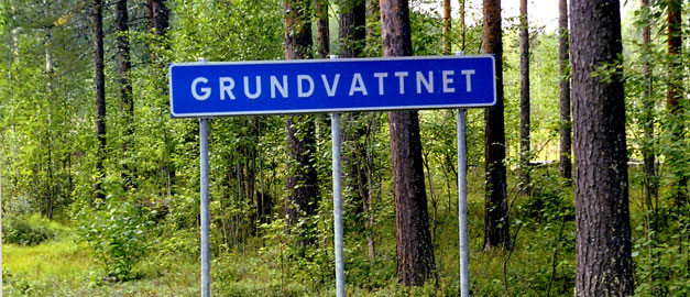 En blå skylt med texten "Grundvattnet" En blå skylt med texten "Grundvattnet"