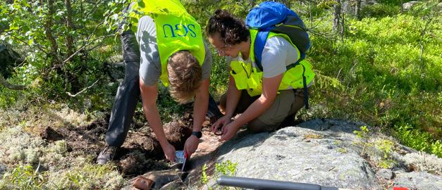 Två studenter ute på fältarbete. Två studenter ute på fältarbete.