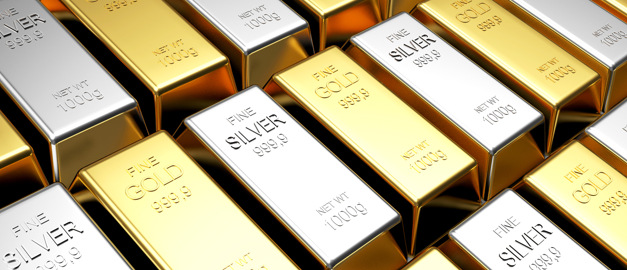 flera rader av tackor i silver och guld bredvid varandra.