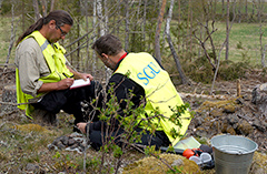 Bild på geologer som provtar varp.