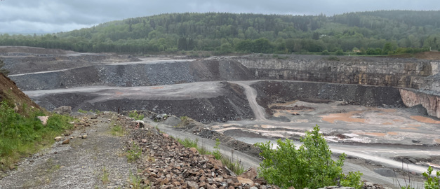 Bild som visar ett dagbrott för kalksten utanför Skövde