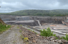 Bild som visar ett dagbrott för kalksten utanför Skövde