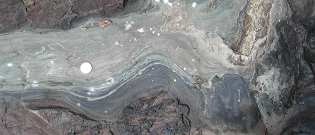 Deformationsstrukturer i ca. 2,1 miljarder år gamla lager av basalt och dolomit Deformationsstrukturer i ca. 2,1 miljarder år gamla lager av basalt och dolomit