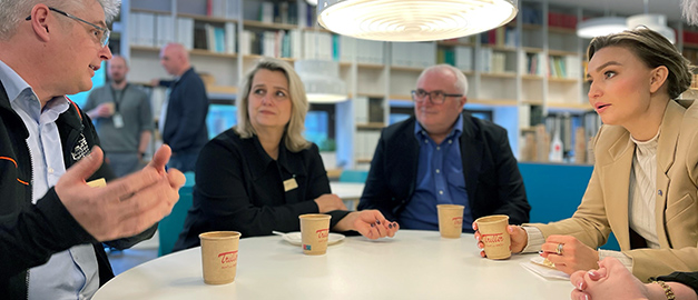 Bild på människor vid bord.
