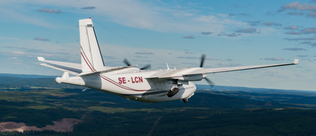 Bild på flygplan i luften under pågående mätningar. Bild på flygplan i luften under pågående mätningar.