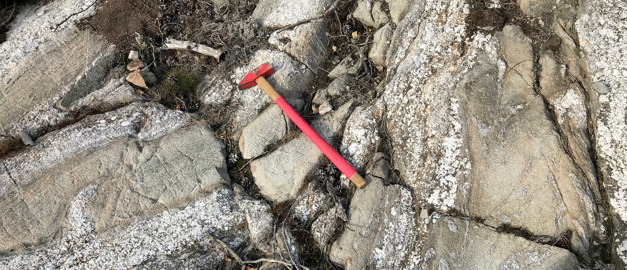 Berghäll med geologhammare Berghäll med geologhammare