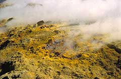 Svavelutfällningar visas sig som en dimma över vulkanen.