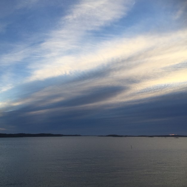 Vatten och himmel i skymning. Foto.