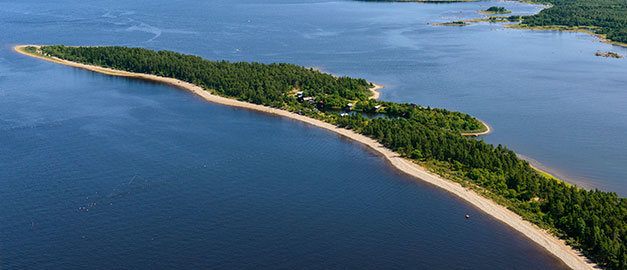 Vatten och en halvö, fotat ovanifrån. Billudden. Foto. Vatten och en halvö, fotat ovanifrån. Billudden. Foto.