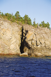 Grotta på ön Högbonden, Höga Kusten.