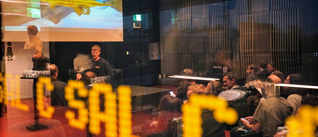 Bild på folksamling på event.
