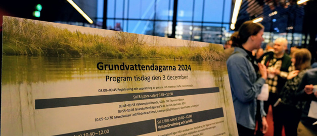 Bild på programmet för Grundvattendagarna 2024 med människor i bakggrunden. Bild på programmet för Grundvattendagarna 2024 med människor i bakggrunden.