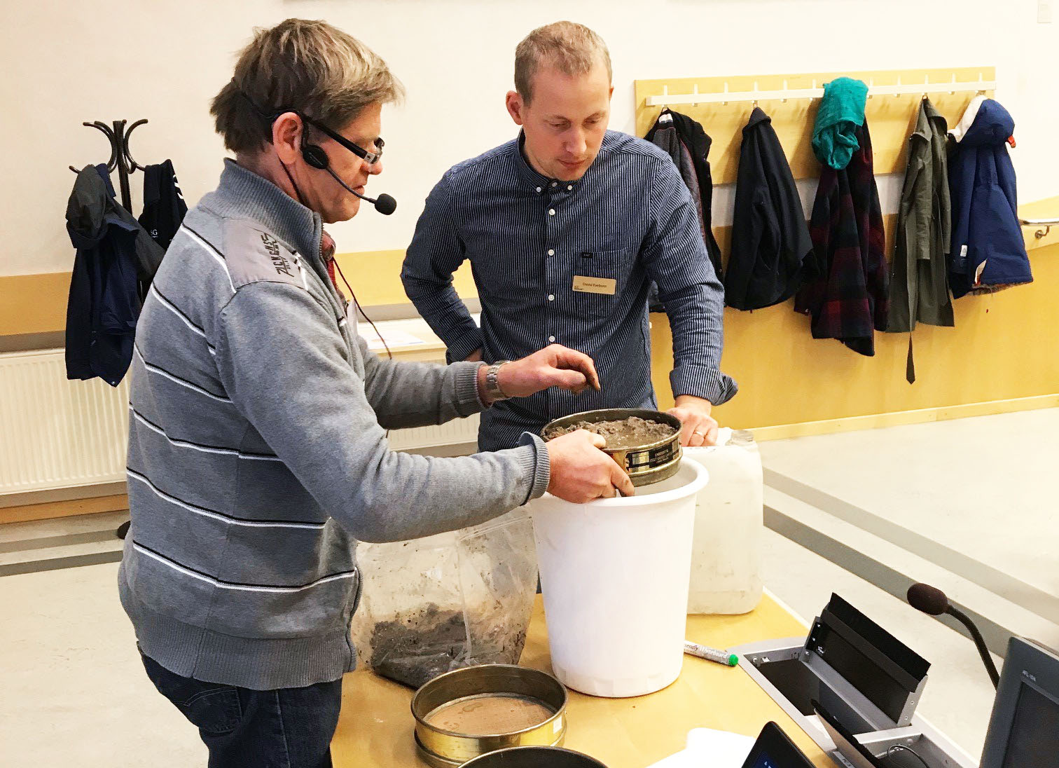 Människor i en föreläsningssal. Foto.