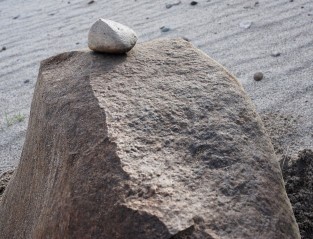 Vindslipat block och mindre sten som gr&auml;vts fram ur mor&auml;n. Den mindre stenen har utpr&auml;glat pyramidal form med tre fasetter som alla &auml;r vindslipade.