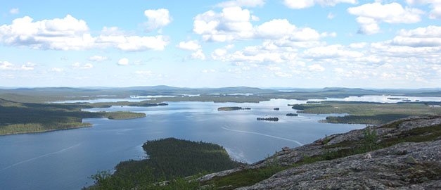 En bild över en sjö sett från fjället En bild över en sjö sett från fjället