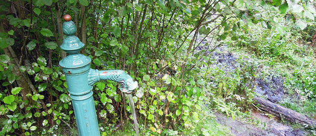 En dricksvattenbrunn med pump.