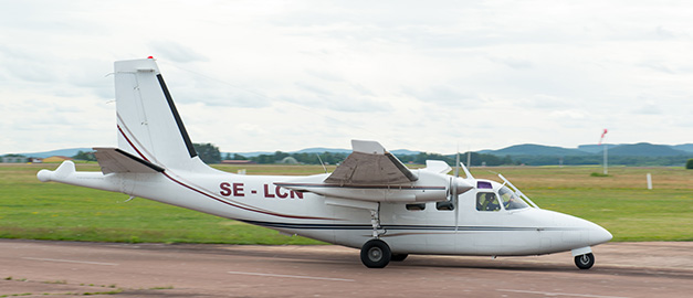 Foto av ett mindre flygplan på ett startfält.