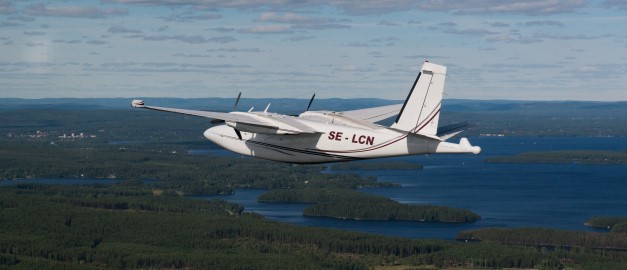 Bild av flygplan som utför geofysisk flygmätning. Bild av flygplan som utför geofysisk flygmätning.