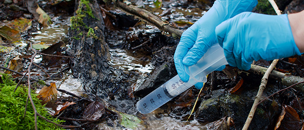 Bild på provtagning av grundvatten.