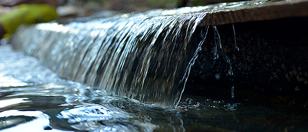 Bild på rinnande vatten.