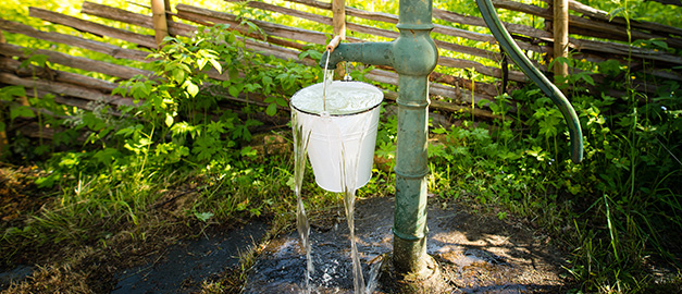 Bild på gammaldags brunn.