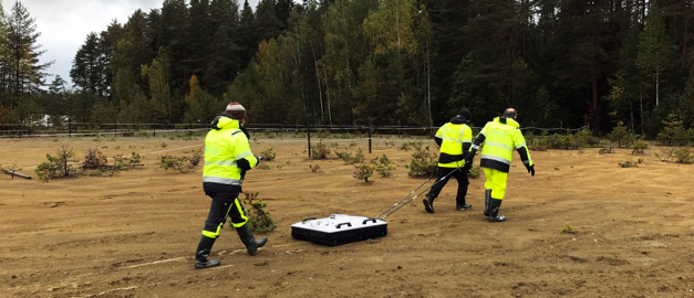 Bilden visar operatörer som drar SGU:s georadarsystem bakom sig över marken.