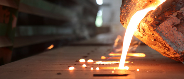 Bild på smält järn som hälls ner i en form.