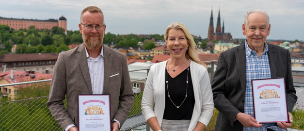 Pristagare och SGU:s generaldirektör med Uppsala domkyrka och slott i bakgrunden.