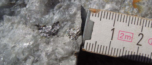 Berg med arsenik, och del av en  tumstock